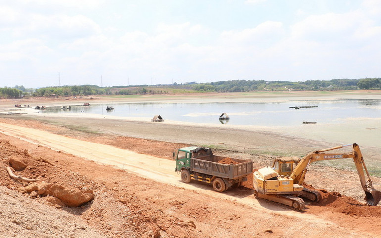 Nguyên nhân cá chết được cho là đơn vị thi công xả nước trong những ngày cao điểm nắng nóng này.