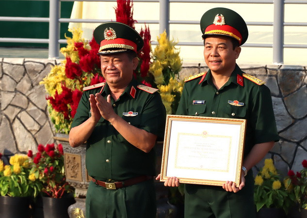 Bộ Chỉ huy Quân sự tỉnh Đồng Nai đón nhận danh hiệu đơn vị vững mạnh toàn diện mẫu mực tiêu biểu do Bộ Quốc phòng tặng.