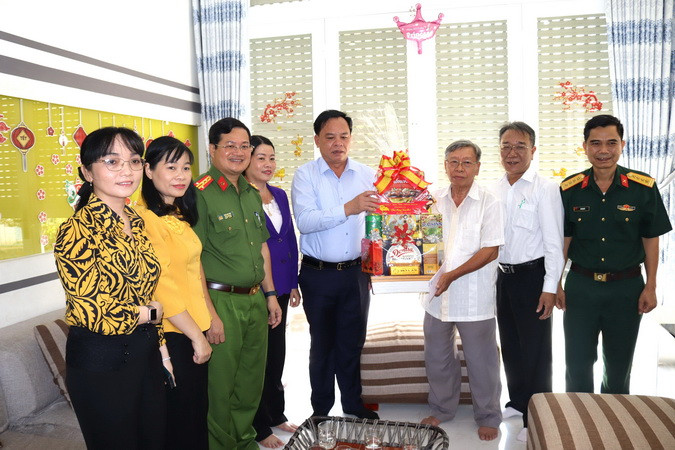 Quyền Chủ tịch Ủy ban nhân dân tỉnh Đồng Nai Võ Tấn Đức trao quà Tết cho Anh hùng lực lượng vũ trang nhân dân Phạm Văn Cán ở thành phố Biên Hòa.