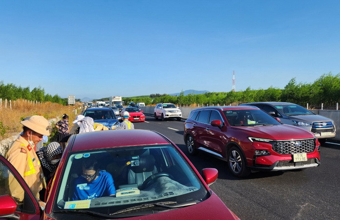 Ba xe ô-tô va chạm liên hoàn trên cao tốc Phan Thiết - Dầu Giây.