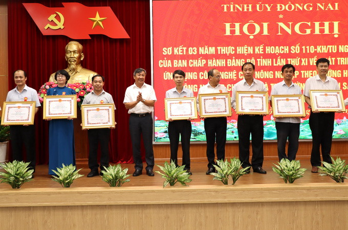 Phó Bí thư Thường trực Tỉnh ủy Đồng Nai Hồ Thanh Sơn trao Bằng khen cho các tập thể.