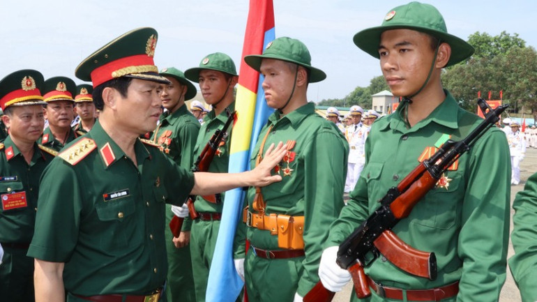 Đại tướng Nguyễn Tân Cương động viên chiến sĩ tham gia tổng hợp luyện.