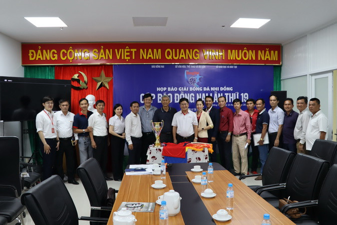 Các đại biểu tham dự buổi họp báo.