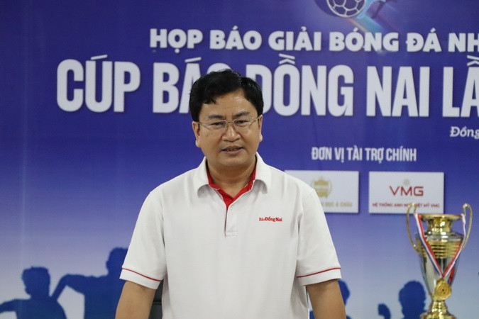 Tổng Biên tập Báo Đồng Nai Đào Văn Tuấn phát biểu tại buổi họp báo.