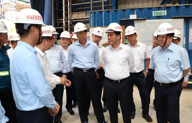 Đoàn kiểm tra tiến độ thi công một hạng mục nhà máy nhiệt điện Nhơn Trạch 3.