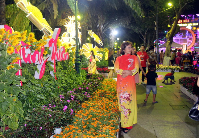 Người dân tham quan đường hoa Nguyễn Văn Trị.