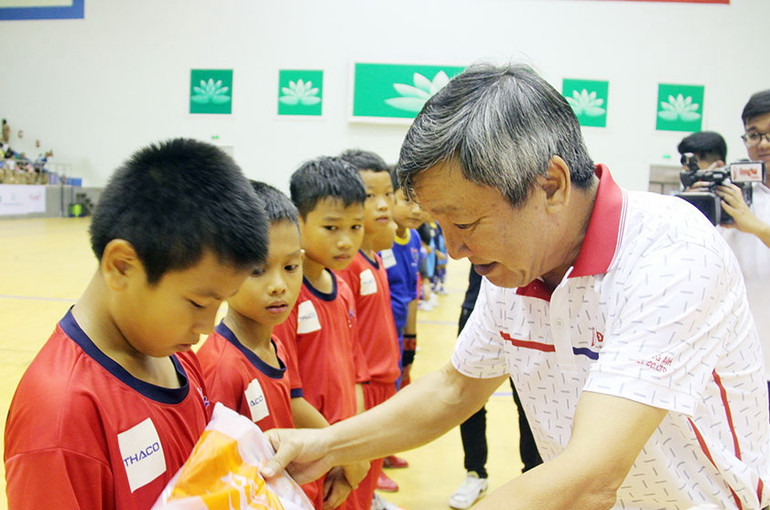 Đồng chí Hồ Thanh Sơn, Phó Bí thư Thường trực Tỉnh ủy Đồng Nai trao quà cho cầu thủ thi đấu trận chung kết.