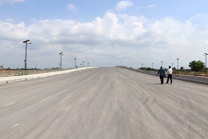 Cầu Vàm Cái Sứt có khổ rộng 23,6m, gồm 4 làn xe cơ giới và 2 làn xe thô sơ. Thời gian thi công hoàn thành trong vòng 18 tháng kể từ ngày khởi công ngày 2/10/2020.