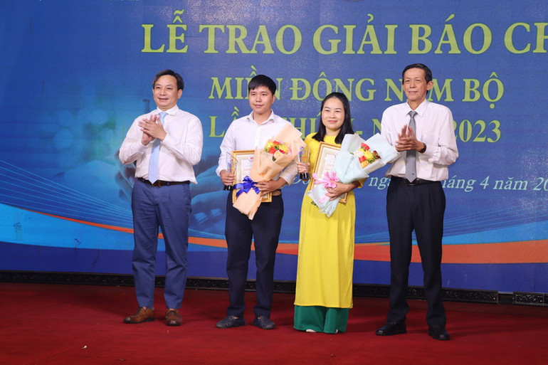 Nhóm tác giả Vương Văn Thế - Lệ Quyên của Báo Đồng Nai đạt giải Nhất thể loại báo in - báo điện tử.