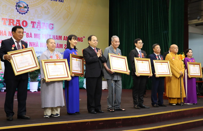 Phó Bí thư Tỉnh ủy, Trưởng Đoàn đại biểu Quốc hội Quản Minh Cường trao Huân chương Lao động cho các cá nhân.