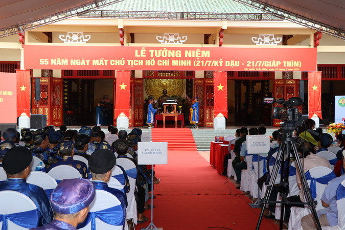 Ban Quý tế Đình Tân Vạn thực hiện nghi thức tế lễ theo nghi thức dân gian.