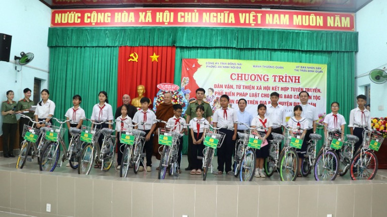 Các em học sinh vượt khó học giỏi được nhận xe đạp.