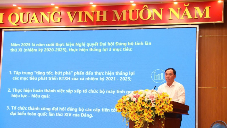 Phó Bí thư Tỉnh ủy, Chủ tịch Ủy ban nhân dân tỉnh Võ Tấn Đức trình bày chuyên đề.