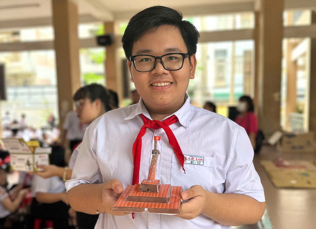 Một học sinh hoàn thành sớm phần cắt, dán mô hình Cột cờ Hà Nội.