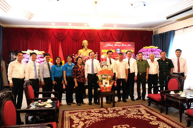 Đồng chí Nguyễn Văn Nên chúc Tết các đồng chí lãnh đạo tỉnh Đồng Nai.