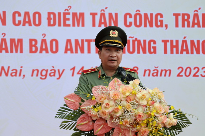 Thiếu tướng Nguyễn Sỹ Quang, Giám đốc Công an tỉnh phát biểu tại lễ ra quân.