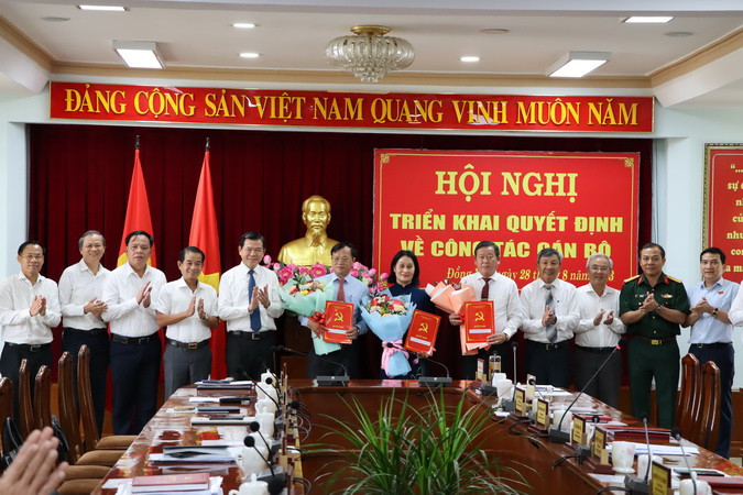 Các đồng chí trong Ban Thường vụ Tỉnh ủy Đồng Nai cùng các đồng chí được điều động, bổ nhiệm.