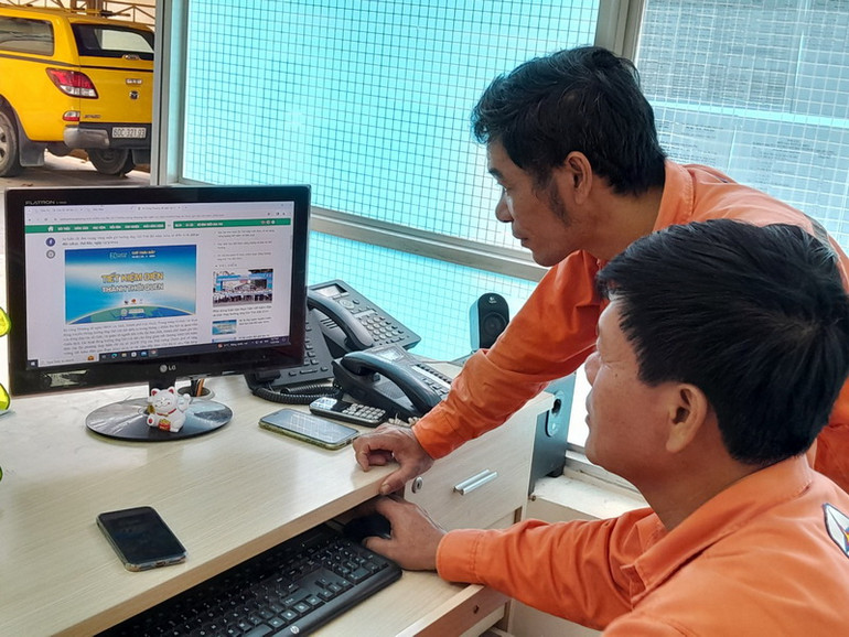 Nhân viên Công ty Điện lực Đồng Nai tham gia thi tìm hiểu kiến thức tiết kiệm điện trên website.