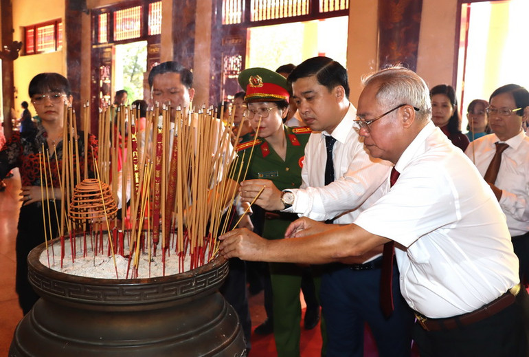 Các đại biểu dâng hương.