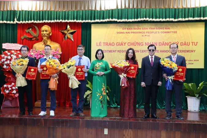 Bí thư Tỉnh ủy Đồng Nai Nguyễn Hồng Lĩnh và Phó Chủ tịch Ủy ban nhân dân tỉnh Nguyễn Thị Hoàng trao giấy chứng nhận tăng vốn đầu tư cho các doanh nghiệp FDI và trong nước.