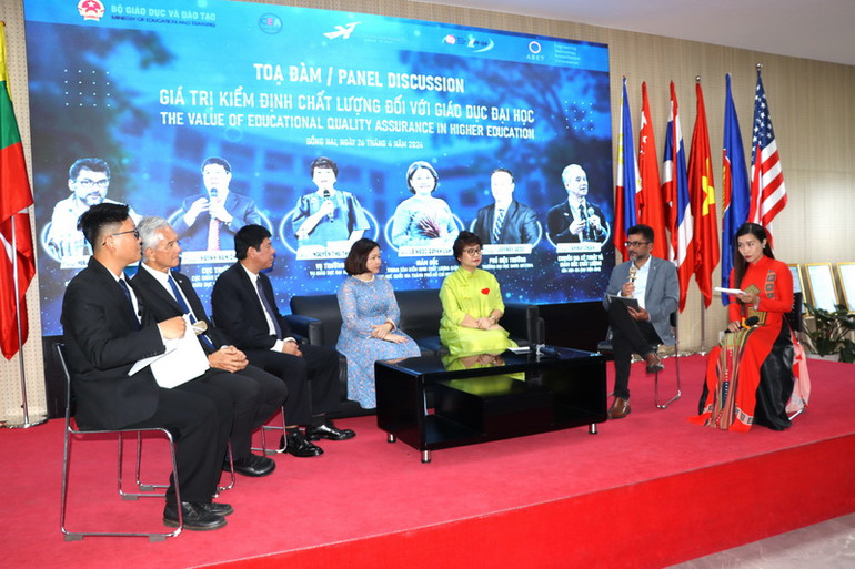 Các chuyên gia trong nước và quốc tế tham gia tọa đàm giá trị của kiểm định chất lượng đối với giáo dục đại học.