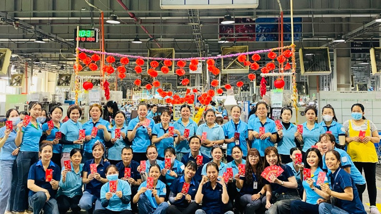 Công nhân Công ty trách nhiệm hữu hạn Chang Shin Việt Nam phấn khởi đi làm trở lại sau đợt nghỉ Tết. Công nhân Công ty trách nhiệm hữu hạn Chang Shin Việt Nam phấn khởi đi làm trở lại sau đợt nghỉ Tết.