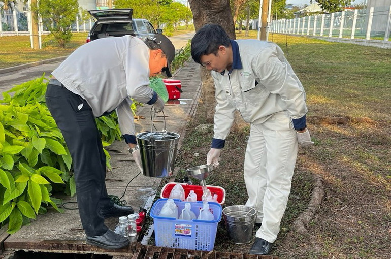 Lấy mẫu nước thải tại một khu công nghiệp có nước thải xả ra sông Thị Vải.