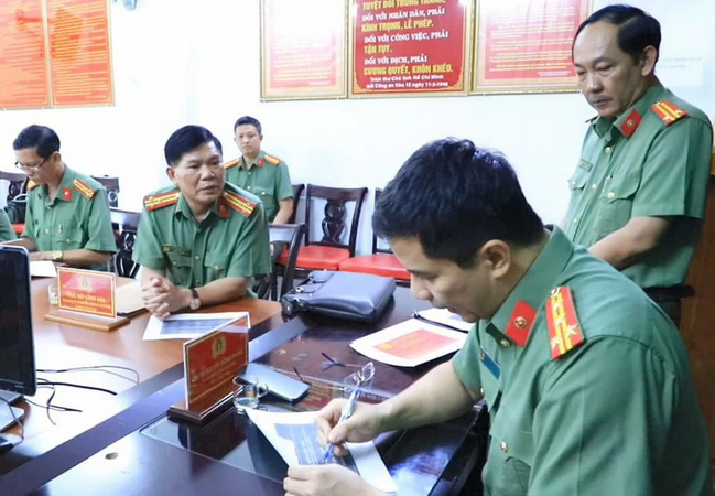 Đại tá Nguyễn Hồng Phong, Giám đốc Công an tỉnh Đồng Nai kiểm tra về công tác niêm yết số điện thoại đường dây nóng tại phòng tiếp dân Công an tỉnh.