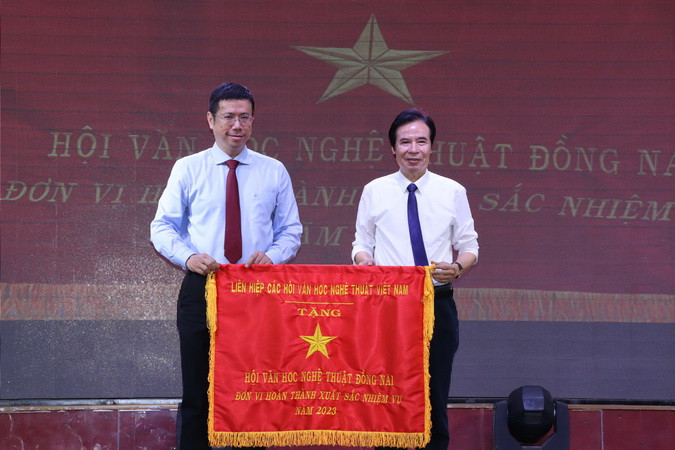 Đại diện Hội Văn học Nghệ thuật Đồng Nai đón nhận Cờ thi đua xuất sắc.