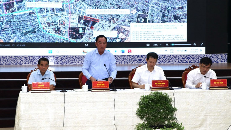 Phó Bí thư Tỉnh ủy, Chủ tịch Ủy ban nhân dân tỉnh Đồng Nai Võ Tấn Đức đề nghị thành phố Biên Hòa quyết liệt hơn trong giải phóng mặt bằng dự án cao tốc Biên Hòa-Vũng Tàu. Phó Bí thư Tỉnh ủy, Chủ tịch Ủy ban nhân dân tỉnh Đồng Nai Võ Tấn Đức đề nghị thành phố Biên Hòa quyết liệt hơn trong giải phóng mặt bằng dự án cao tốc Biên Hòa-Vũng Tàu.