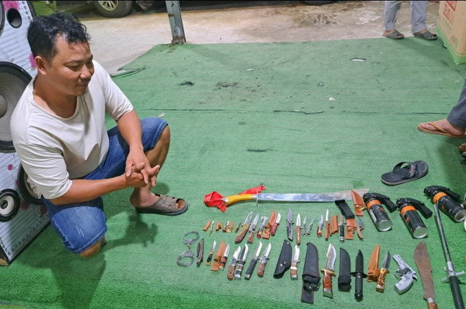 Đối tượng Nguyễn Văn Phê cùng nhiều hung khí.