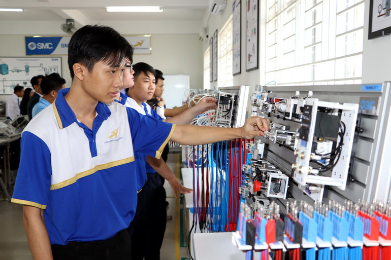 Sinh viên Trường Đại học Lạc Hồng tham gia thực hành tại Phòng thí nghiệm tự động hóa.