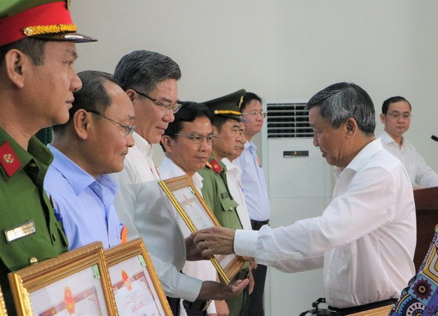 Các tập thể, cá nhân đón nhận Bằng khen của Ủy ban nhân dân tỉnh Đồng Nai.