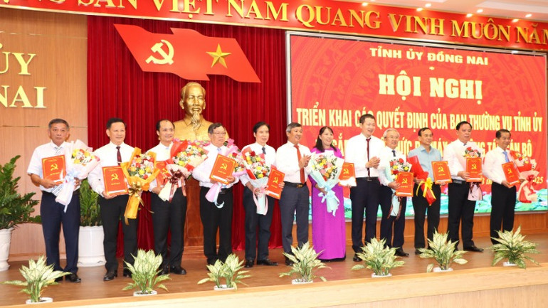 Bí thư Tỉnh ủy Vũ Hồng Văn và Phó Bí thư Thường trực Tỉnh ủy Hồ Thanh Sơn trao quyết định kết thúc hoạt động các Đảng đoàn, Ban cán sự đảng do Tỉnh ủy thành lập