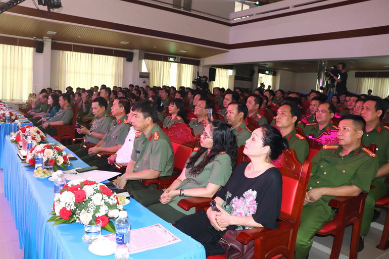 Đông đảo lãnh đạo và cán bộ, chiến sĩ Công an tỉnh Đồng Nai đến xem chương trình.