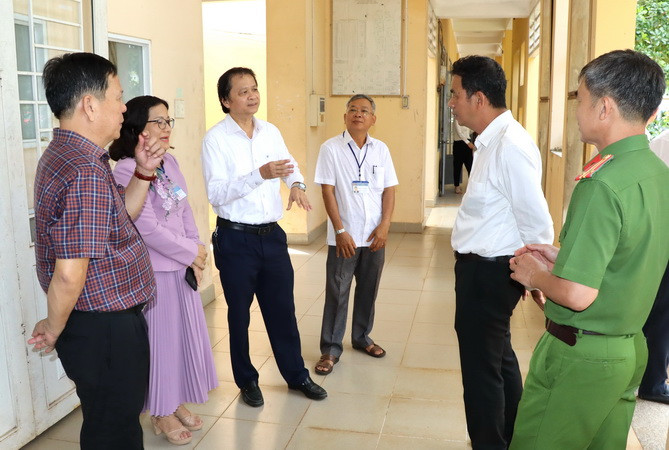 Chủ nhiệm Ủy Ban Kiểm tra Tỉnh ủy Đồng Nai Huỳnh Thanh Bình (thứ ba từ trái sang) trao đổi về công tác kiểm tra, giám sát với lãnh đạo Đảng ủy xã Quang Trung, huyện Thống Nhất.