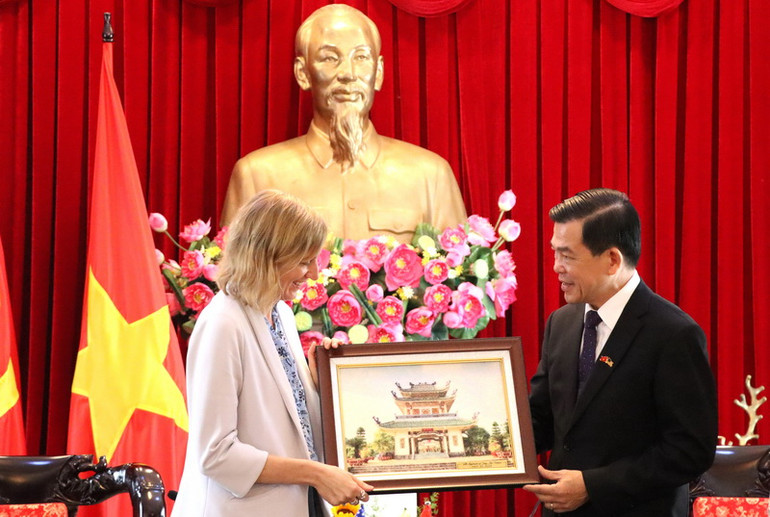 Bí thư Tỉnh ủy Đồng Nai Nguyễn Hồng Lĩnh tặng bức tranh Văn miếu Trấn Biên cho Tổng Lãnh sự Hoa Kỳ tại Thành phố Hồ Chí Minh Susan Buns.