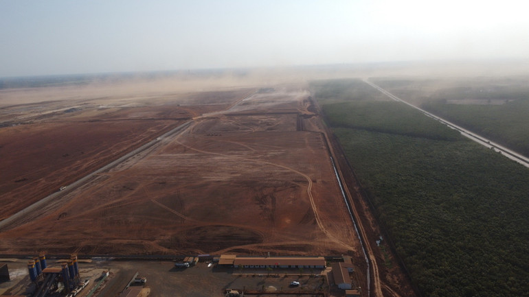 Bụi phát tán gây ô nhiễm môi trường từ thi công sân bay Long Thành. (Ảnh được chụp chiều 18/3)