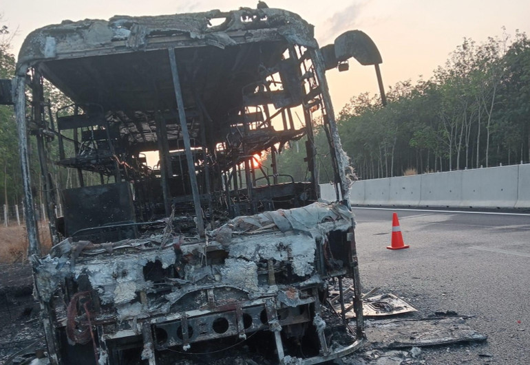 Xe khách gần như bị thiêu rụi hoàn toàn.