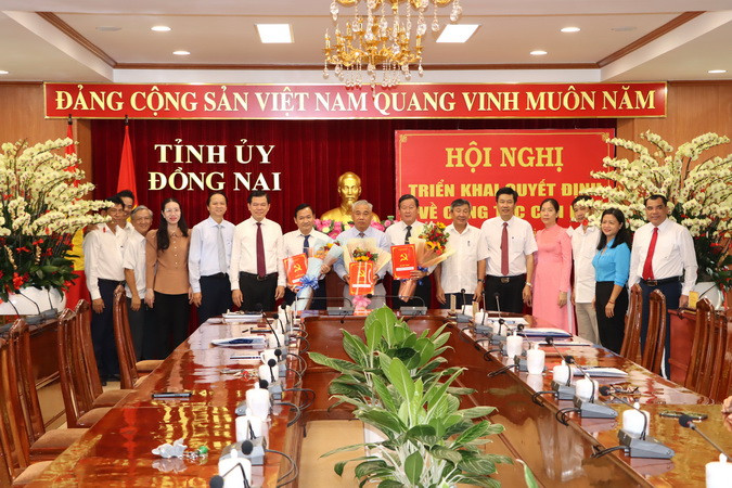 Lãnh đạo Tỉnh ủy Đồng Nai và các đồng chí lãnh đạo cơ quan có cán bộ nhận quyết định.