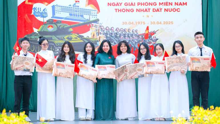 Học sinh Trường trung học phổ thông Trấn Biên, thành phố Biên Hòa, hào hứng với phụ san đặc biệt của Báo Nhân Dân. Học sinh Trường trung học phổ thông Trấn Biên, thành phố Biên Hòa, hào hứng với phụ san đặc biệt của Báo Nhân Dân.