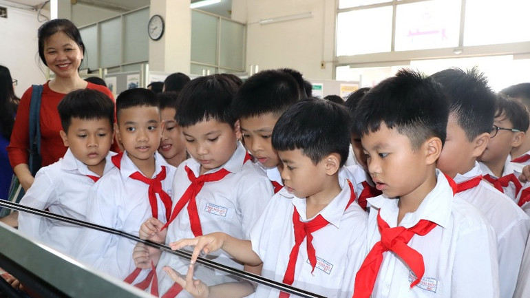 Không gian triển lãm công nghệ thực tế ảo thu hút đông đảo học sinh trải nghiệm. Không gian triển lãm công nghệ thực tế ảo thu hút đông đảo học sinh trải nghiệm.