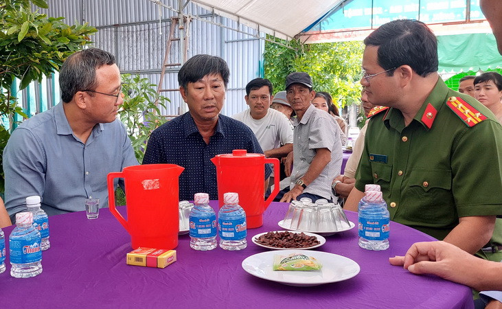 Phó Chủ tịch chuyên trách Ủy ban An toàn giao thông quốc gia Khuất Việt Hùng thăm hỏi gia đình nạn nhân tử vong.