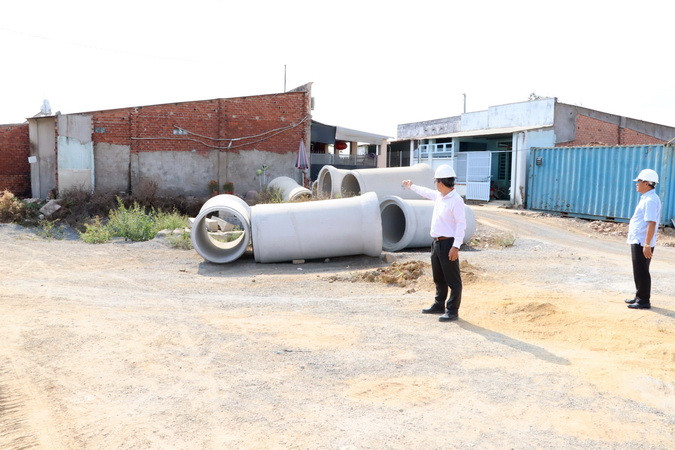 Nguyên nhân chính dẫn đến hai dự án chậm tiến độ là do vướng mắc trong công tác giải phóng mặt bằng. Hiện nay, vẫn còn rất nhiều hộ dân chưa chịu di dời, bàn giao mặt bằng.