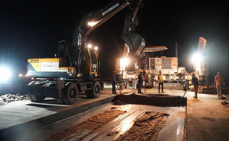 Thi công ban đêm trong những ngày nghỉ lễ tại dự án sân bay Long Thành.