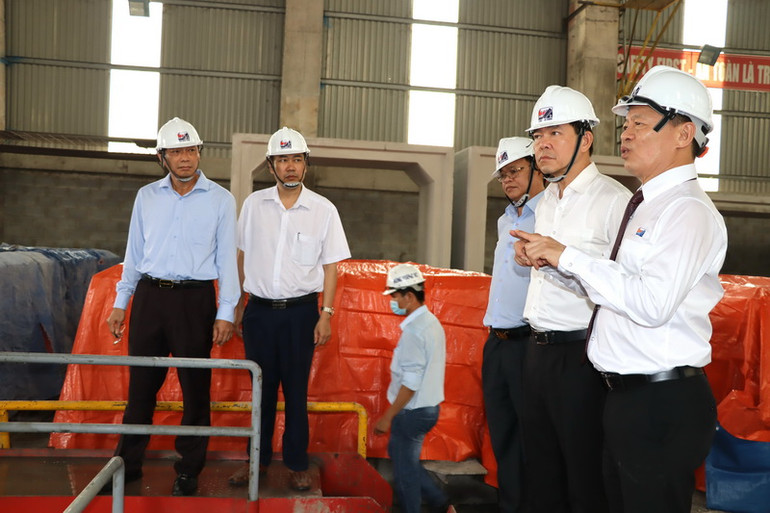 Đồng chí Đinh Công Tuấn giới thiệu công nghệ đúc bê-tông hiện đại nhất được nhập khẩu từ Hoa Kỳ.