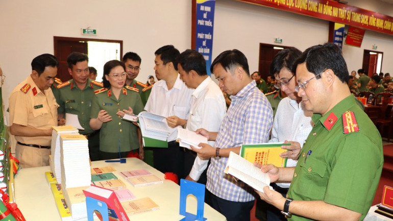 Thiếu tướng, Phó Giáo sư, Tiến sĩ Đinh Ngọc Hoa, Hiệu trưởng Trường Cao đẳng An ninh nhân dân I giới thiệu cuốn sách đến các đại biểu.
