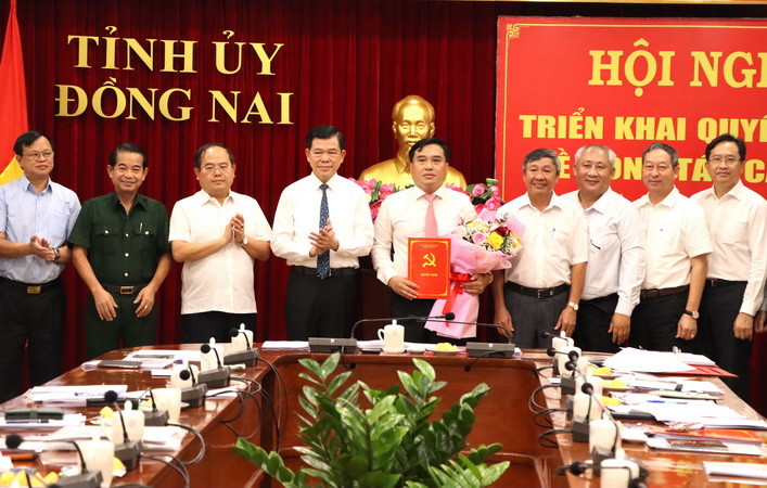 Các đồng chí lãnh đạo tỉnh Đồng Nai và lãnh đạo các vụ phụ trách địa bàn tỉnh chúc mừng đồng chí Hồ Văn Nam.