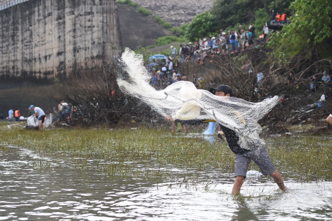 Người dân sử dụng lưới để bắt cá.