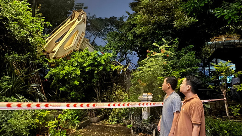 Hiện trường được căng dây để cảnh báo an toàn.